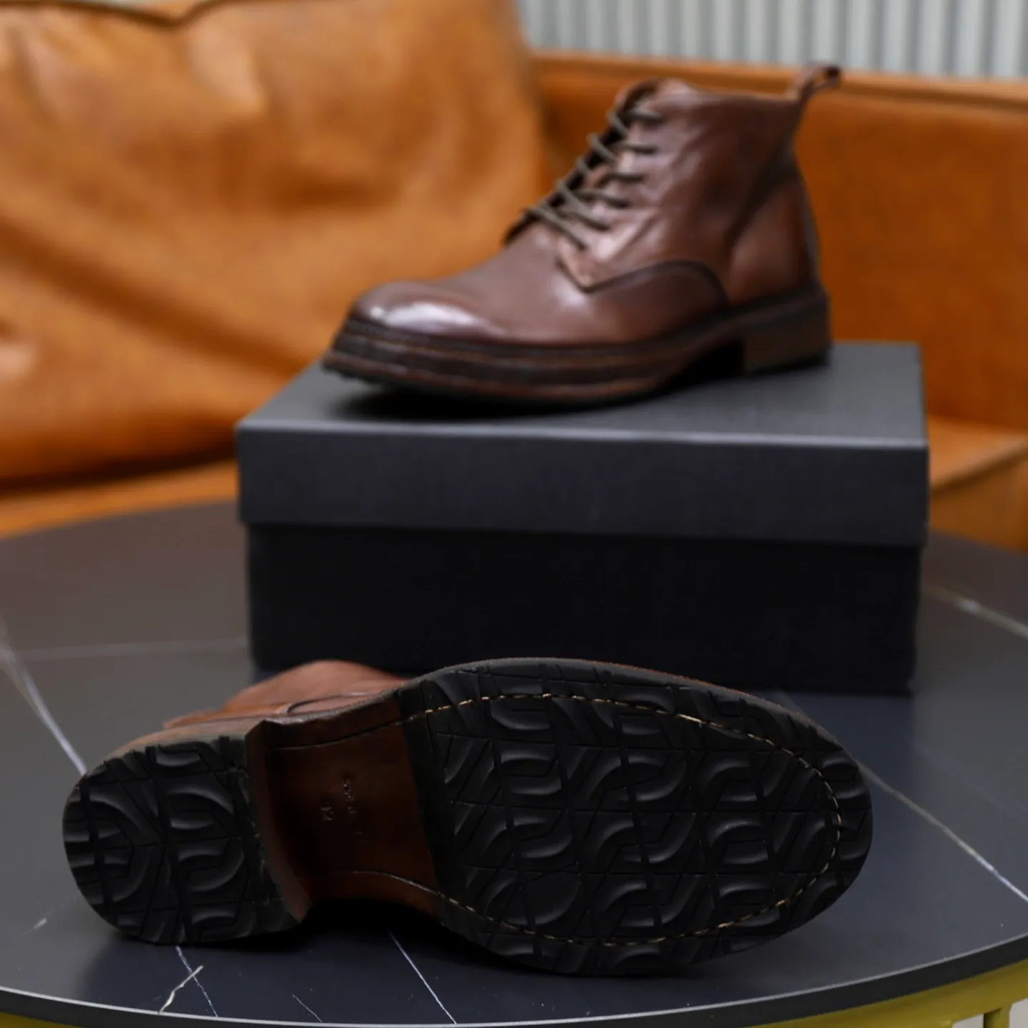Ex-factory price: 1320💰DG men’s new horse leather work boots! Dongguan's top quality work boots are made of washed horsehide. The body is scratched and distressed. It is a work of hand-rubbing craftsmanship. The collar is wrapped in soft cow leather. It is simple and beautiful, fashionable and casual. It is equipped with a full cowhide lining and embossed logo feet. It is matched with a combination of genuine leather and zigzag rubber outsole. Look at the details of the leather material. If you pursue high quality, check it out! Extremely comfortable! Comes with original box and dust bag! Size: 38-39-40-41-42-43-44 standard leather shoe size